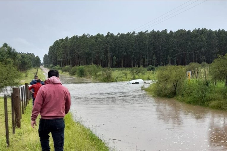 Otra camioneta fue arrastrada por un arroyo en el departamento Concordia