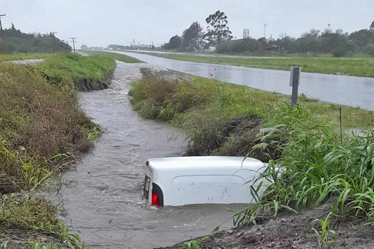 El rodado qued&oacute; sumergido, en un tramo no habilitado de la ruta.