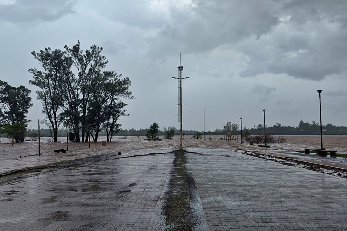 El r&iacute;o repunt&oacute; hacia los 11 metros