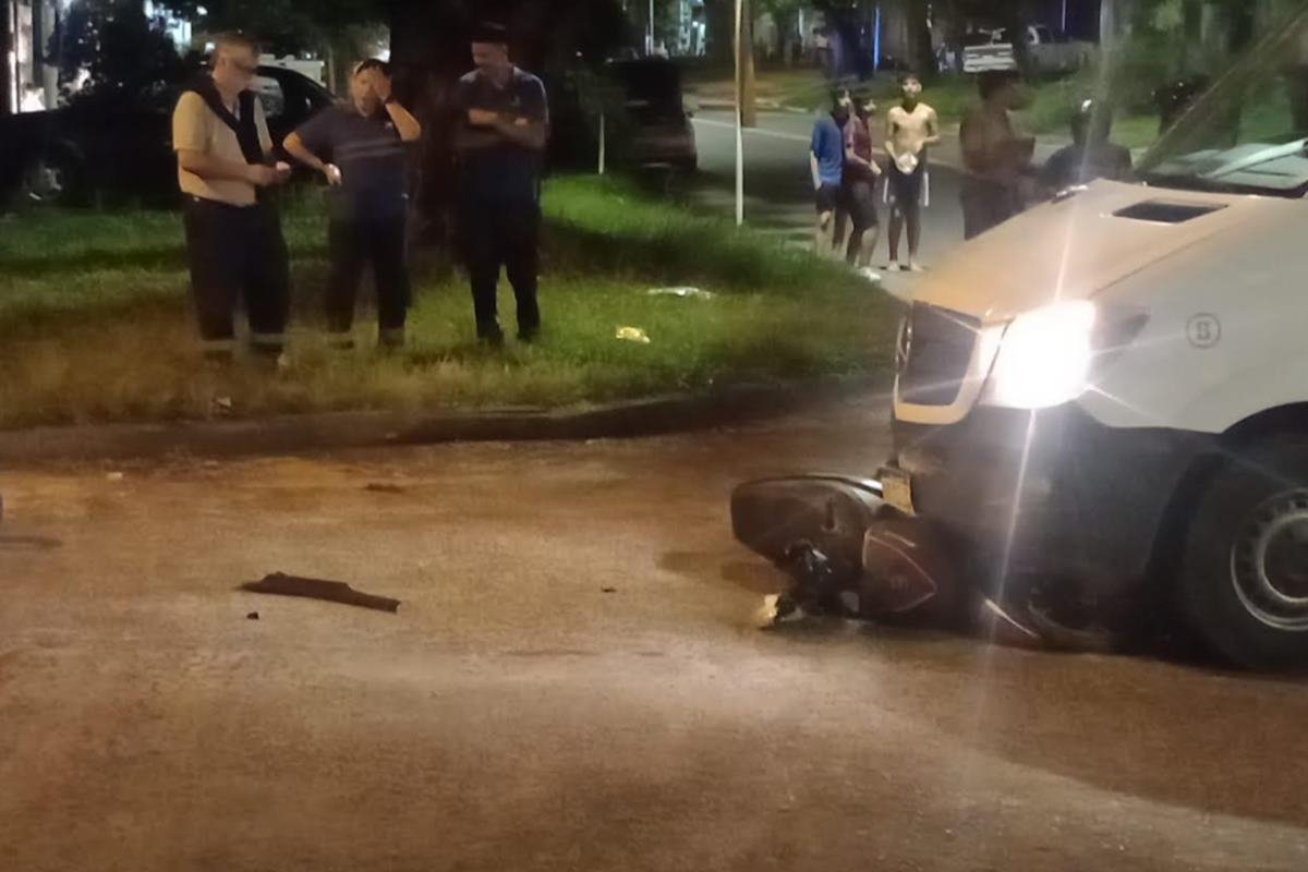 Tras el impacto, la moto termin&oacute; debajo de la camioneta.