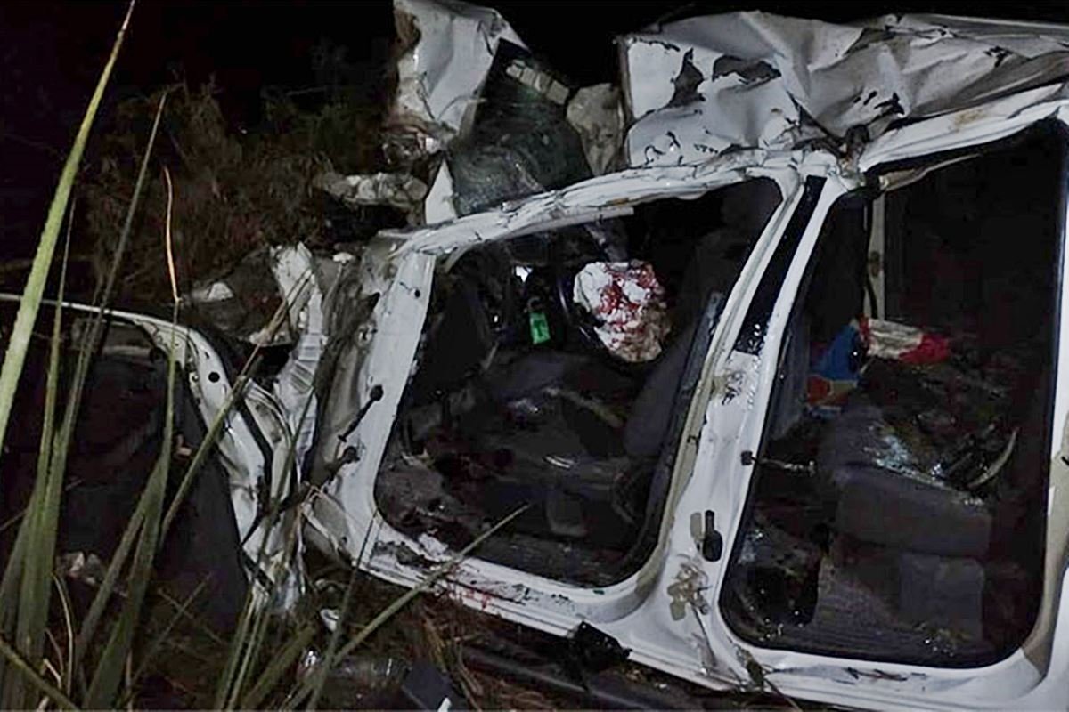 La camioneta en la que viajaban las cinco personas heridas.