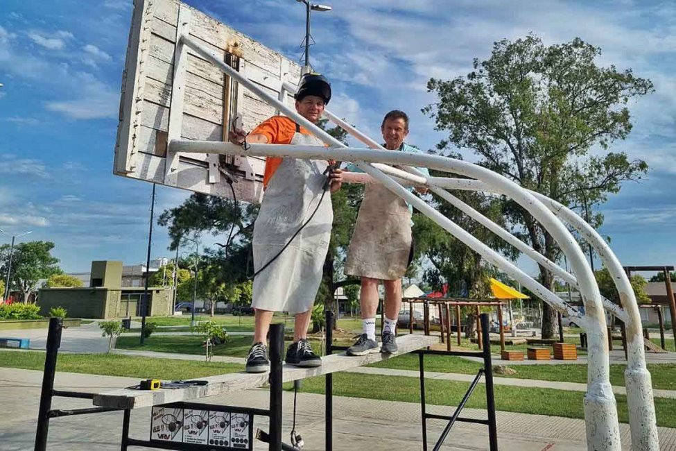 La pasión por el basquet los lleva a reparar voluntariamente aros y tableros por toda la ciudad