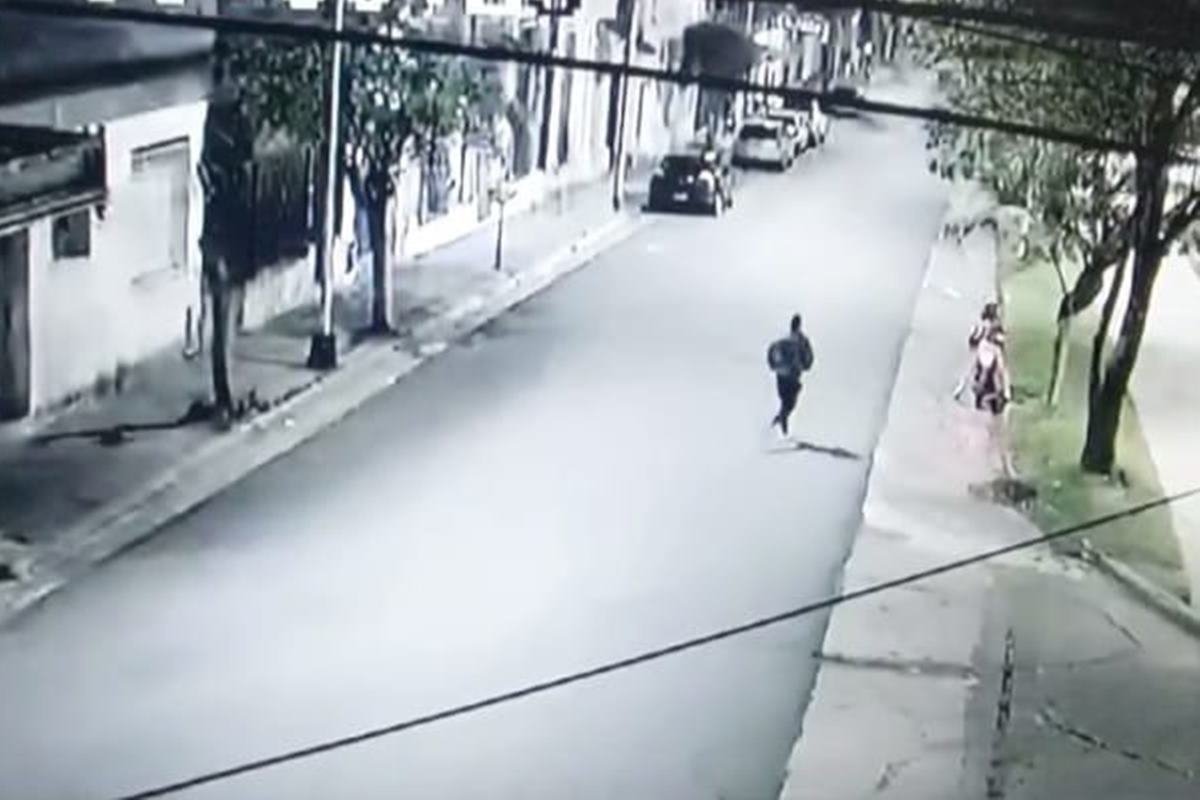 Morales escapando de la Sede policial.