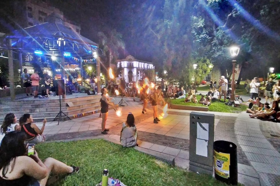 En la plaza 25 de Mayo se volvió a protestar contra la Ley Ómnibus de Milei argumentando que "es un brutal ataque al arte y la cultura"