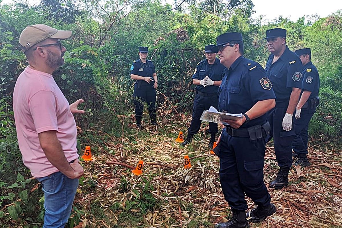 El fiscal dialogando con los efectivos que peritaban el lugar del crimen.