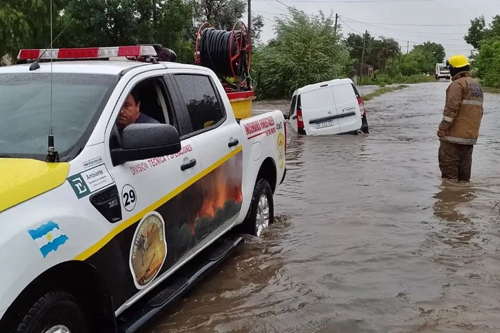 La correntada en una calle arrastró un vehículo hasta una zanja y debió ser rescatado por bomberos