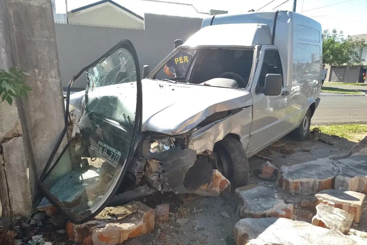 La utilitaria termin&oacute; impactando contra el muro de una vivienda.