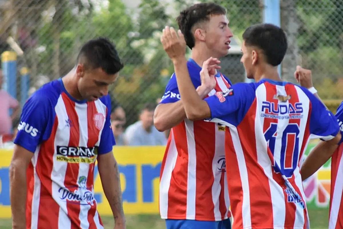 Libertad enfrenta a Colegiales en el Estadio Ciudad de Concordia
