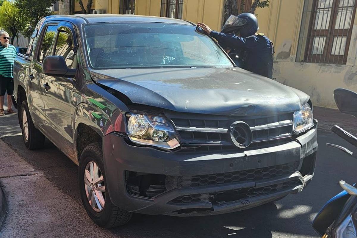 El agente de tr&aacute;nsito manejaba una camioneta VW Amarok