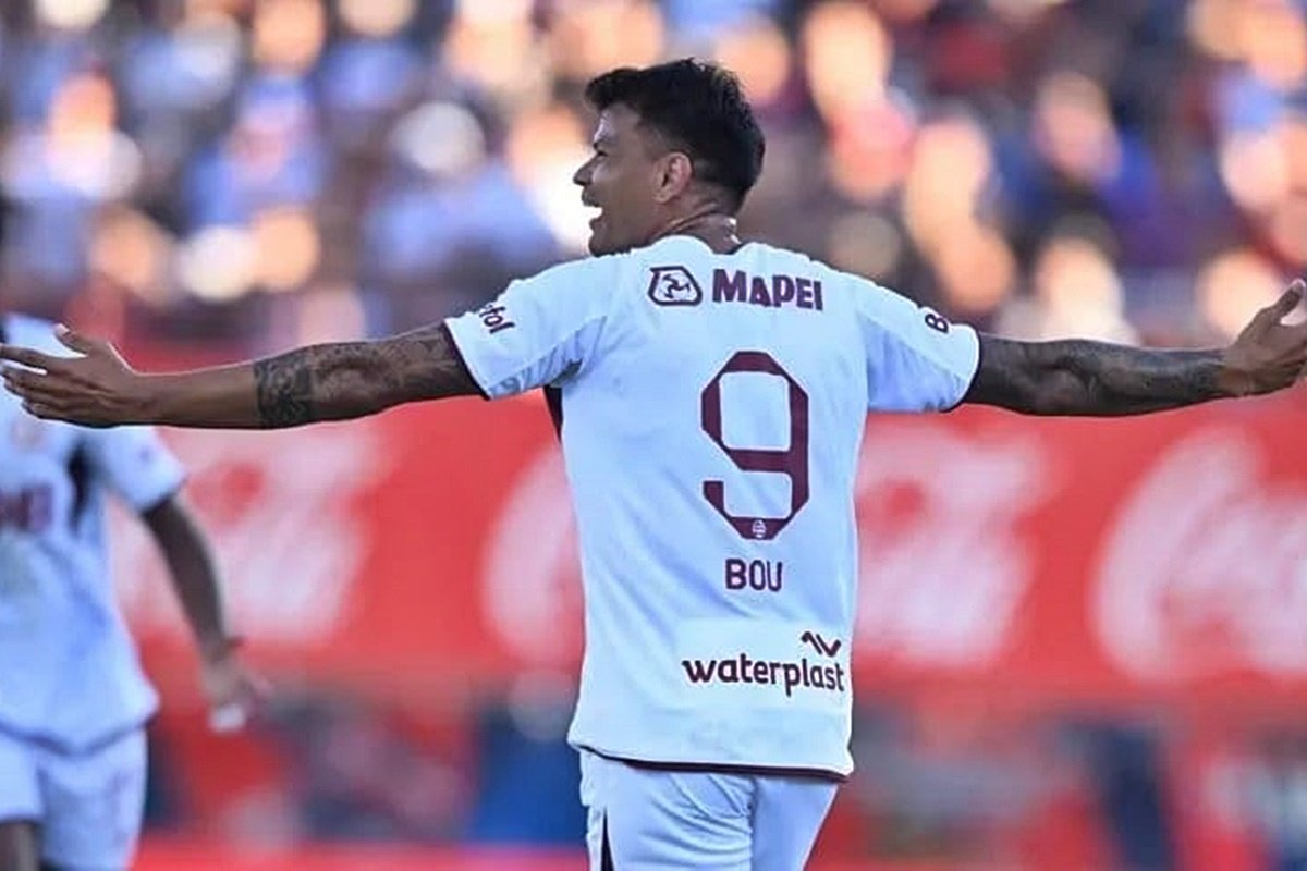 Bou debut&oacute; con goles en Lan&uacute;s