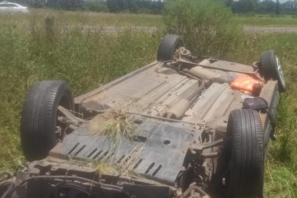 El auto fue retirado del lugar por el tractor de un vecino de la zona.