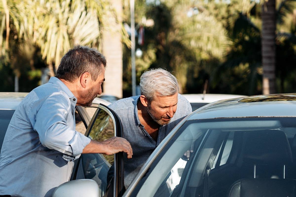 Roncaglia y Frigerio repasando los veh&iacute;culos entregados a la polic&iacute;a provincial