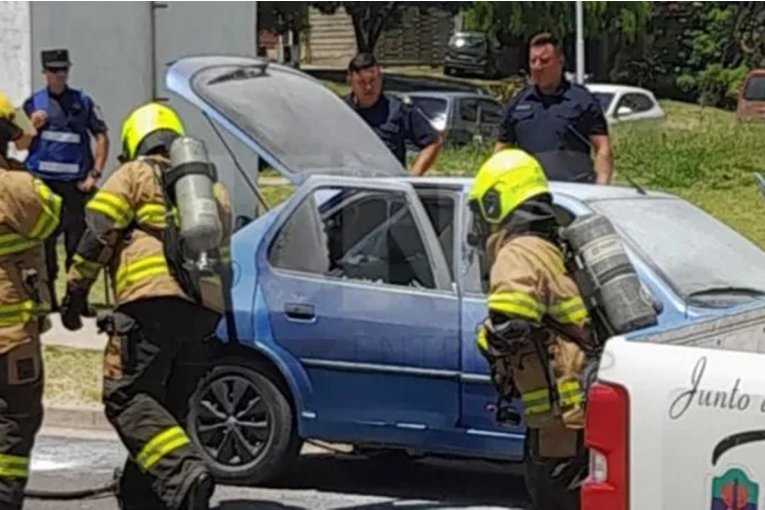 Las altas temperaturas hicieron estallar un aerosol que estaba dentro de un auto