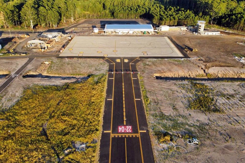 Se terminó el pintado de pista en el nuevo aeropuerto y se espera el ingreso de materiales importados