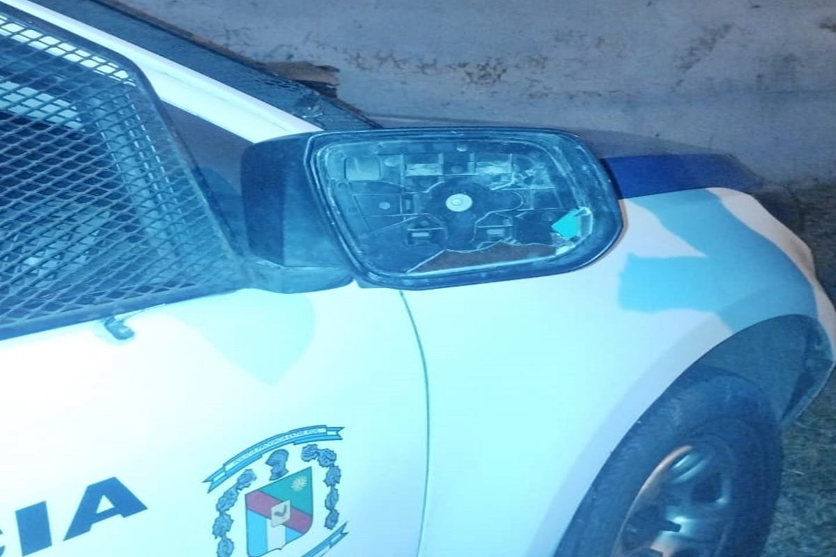 El malviviente rompi&oacute; a piedrazos el patrullero.