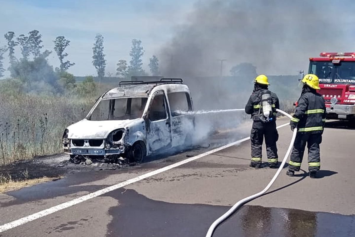 El rodado qued&oacute; con destrucci&oacute;n total, tras el incendio.