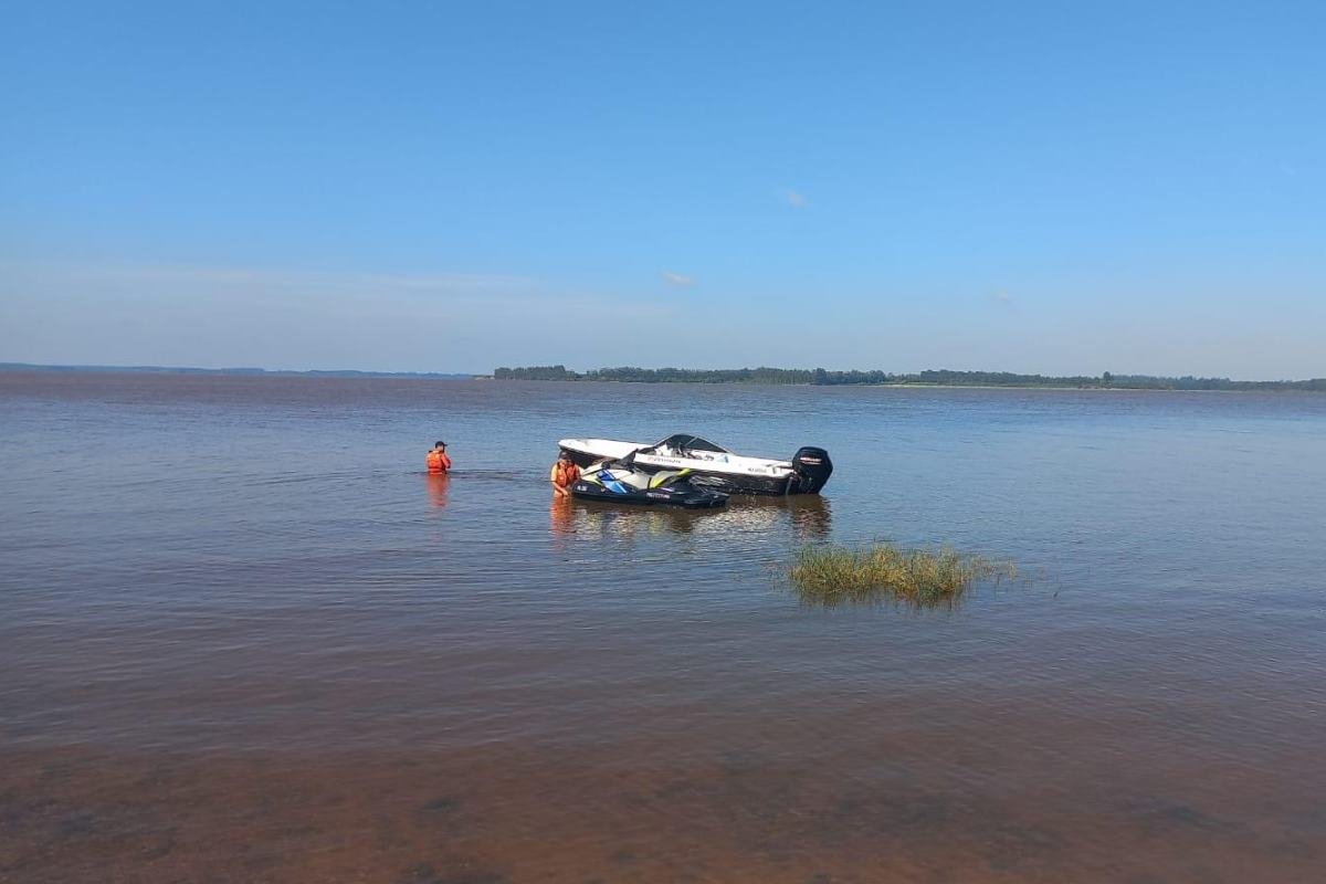 Ambos navegantes fueron despedidos de su lancha al impactar contra un objeto.