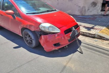 La damnificada denunció que le chocaron el auto y busca datos. La damnificada denunció que le chocaron el auto y busca datos.