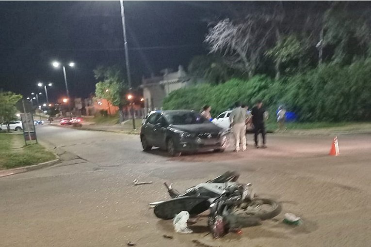 Un motociclista con graves lesiones por un choque sobre avenida San Lorenzo