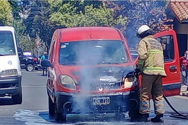 Bomberos debieron sofocar el fuego en un veh&iacute;culo que comenz&oacute; a incendiarse en la zona de su motor