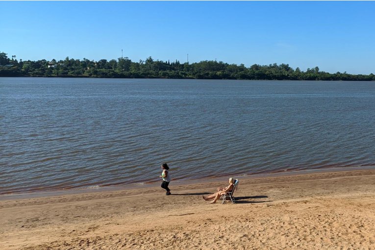 En el vecino país preocupan las reacciones alérgicas entre personas que se bañaron en el río Uruguay