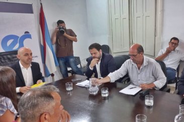 El ministro anunció el acuerdo con los gremios estatales. El ministro anunció el acuerdo con los gremios estatales.