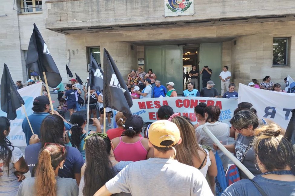 Representantes de la Mesa contra el Hambre se manifestaron frente al municipio