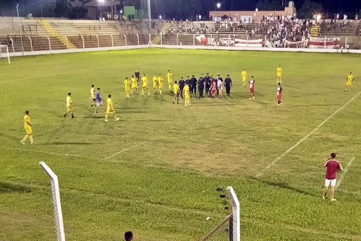El cotejo fue suspendido a los 15' del segundo tiempo