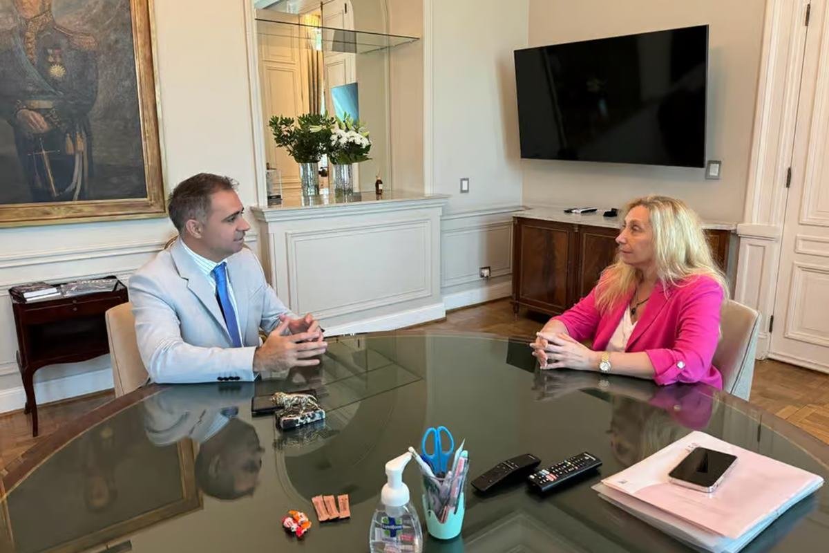 El intendente Mauricio Davico se reunió con Karina Milei. El intendente Mauricio Davico se reunió con Karina Milei.