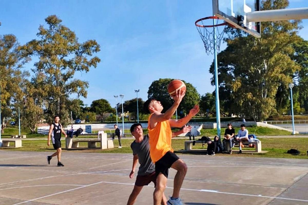 Encuentro de Basquet en las canchas de la Costanera.