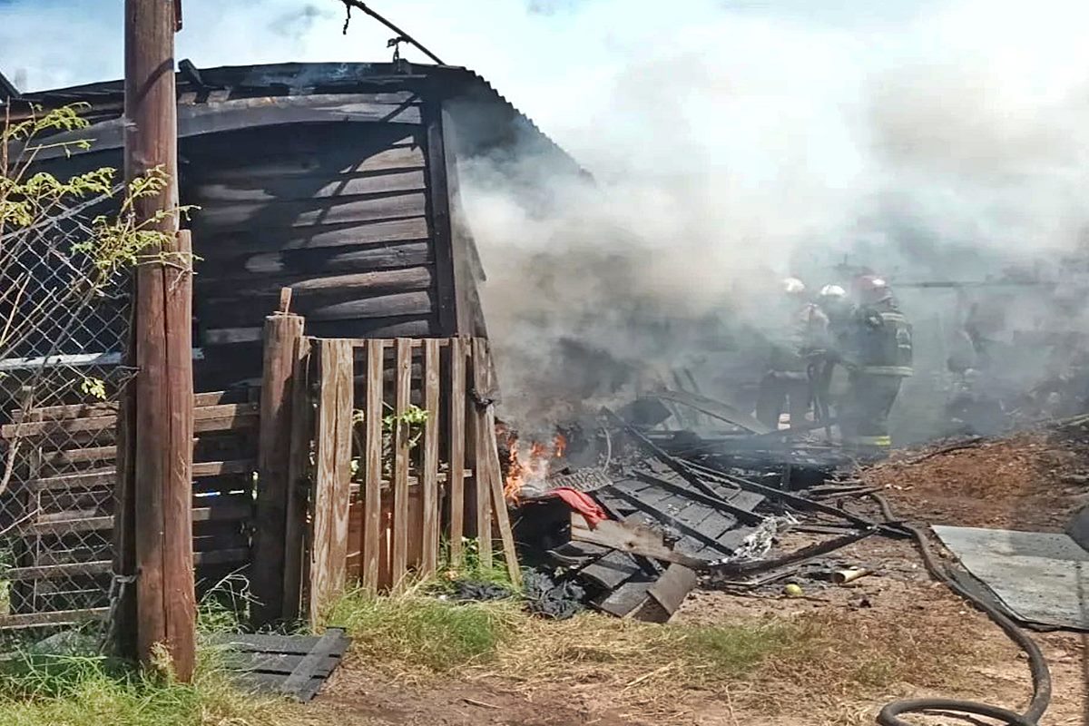 Las llamas destruyeron una vivienda de madera y provocaron la muerte de ...