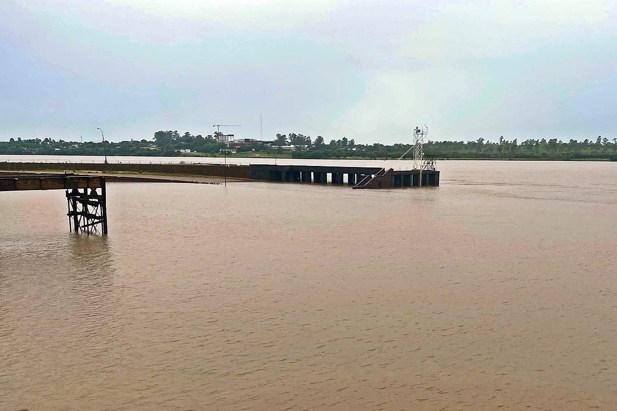 El puerto de Concordia desbordado por el r&iacute;o Uruguay