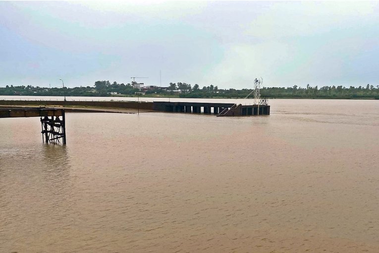 La alerta para el puerto Concordia se elev&oacute; a casi 10 metros y el municipio cort&oacute; la iluminaci&oacute;n de zonas costeras