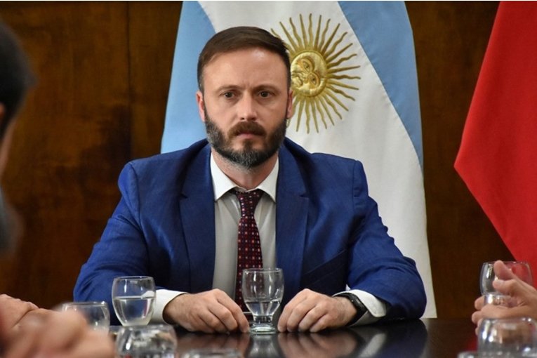 Azcué anunció una recomposición salarial para los empleados y congeló los sueldos de funcionarios