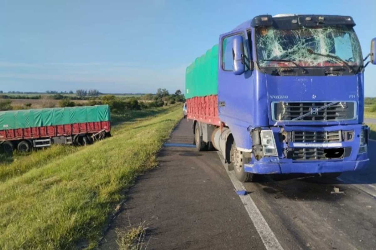 Dos camiones chocaron sobre la ruta nacional 14 | Diario Río Uruguay