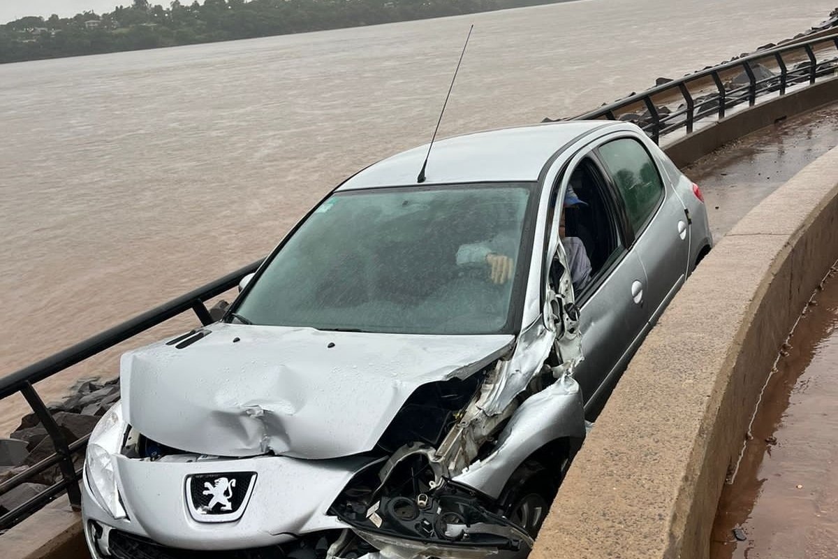 El ins&oacute;lito siniestro vial ocurri&oacute; durante la lluviosa tarde de este mi&eacute;rcoles.
