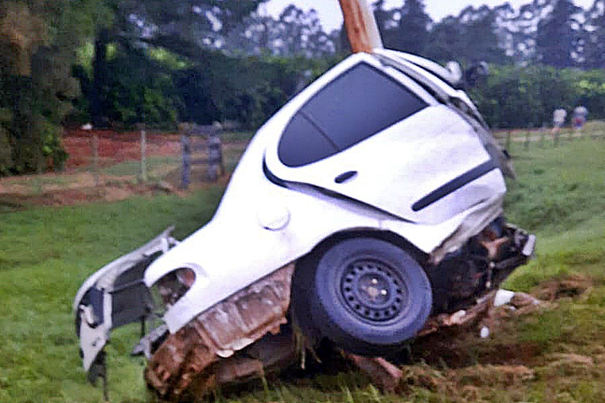 Un auto se partió al medio tras chocar con una columna de alumbrado y ...