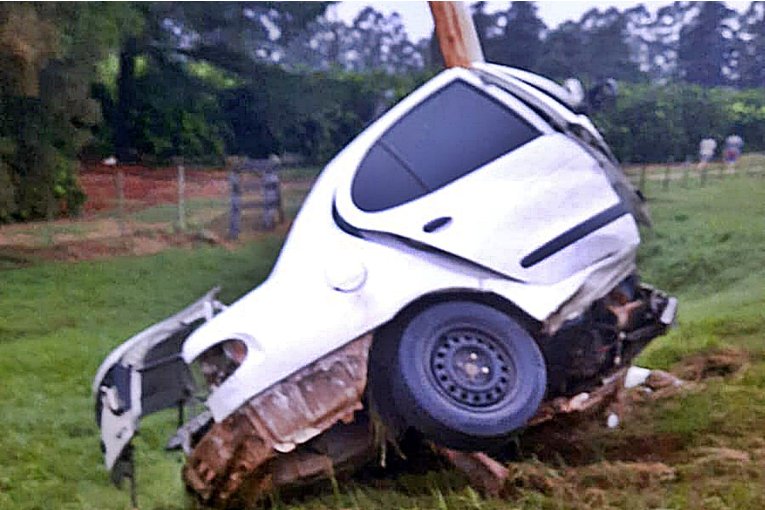 Un auto se partió al medio tras chocar con una columna de alumbrado y ...