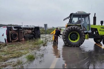 Una maquina rutal colaboró con el rescate de la utilitaria Una maquina rutal colaboró con el rescate de la utilitaria