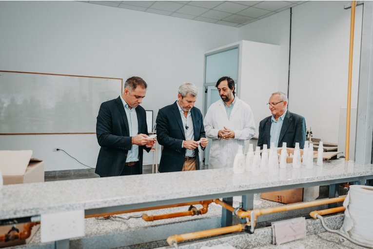 El gobernador visitó la producción pública de repelente de mosquitos en la UNER
