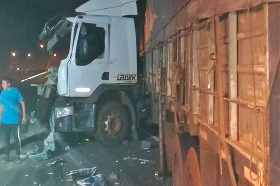 Grave choque entre una camioneta y un camión en la Ruta Nacional 14 ...