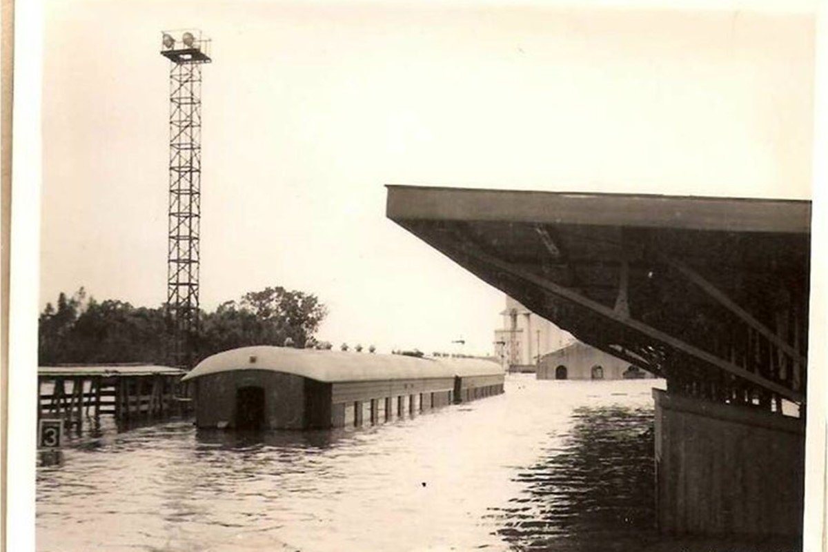 La estaci&oacute;n de trenes del Ferrocarril Urquiza cubierta por el agua