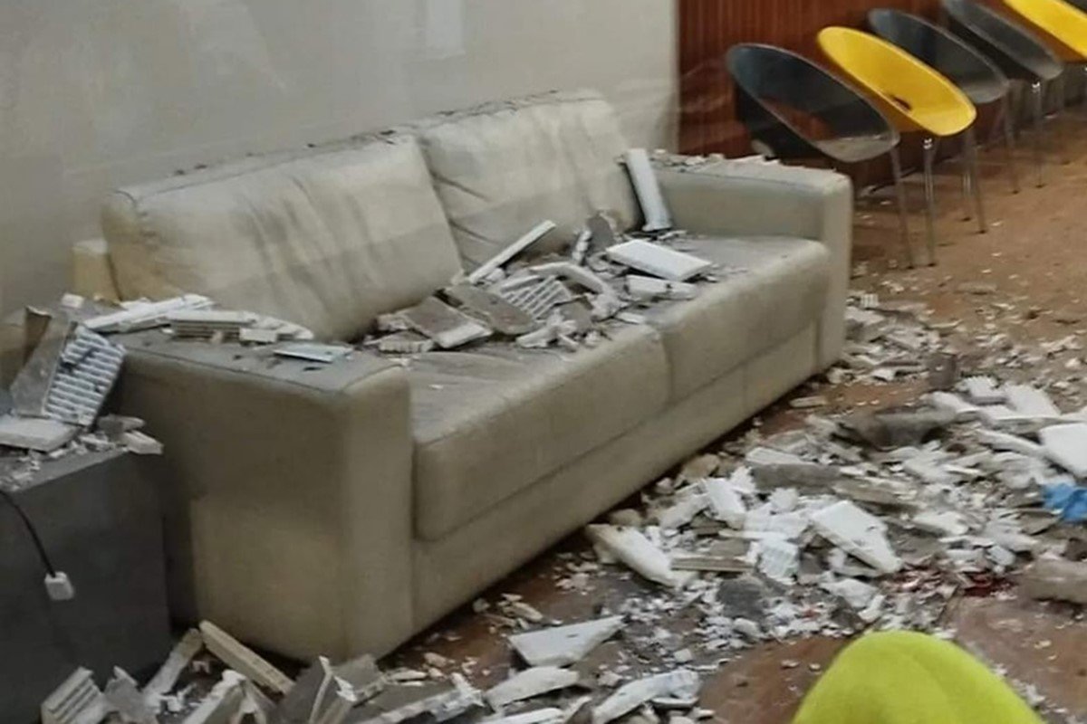 Los restos de mampostería que dejó la caída del trabajador Los restos de mampostería que dejó la caída del trabajador