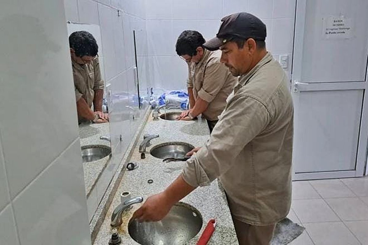 Refacciones de los sanitarios.