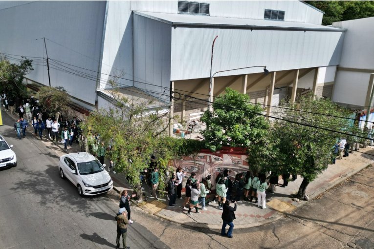 &ldquo;Tenemos un hermoso gimnasio y queremos usarlo&rdquo; se remarc&oacute; en el abrazo a la escuela Victor&iacute;n