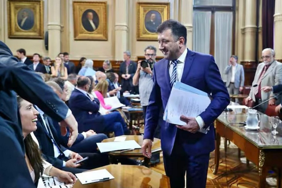 Milei firmó un decreto sobre Salto Grande y Kueider fue uno de los senadores que dio quorum para la Ley Bases