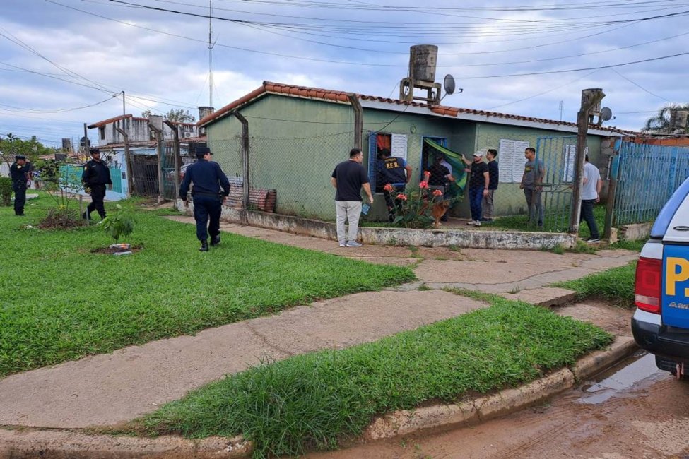 En horas de la tarde allanaron la casa del sospechoso del crimen seguido de incendio en el barrio Nébel
