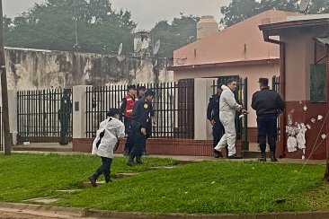 Los peritos policiales ingresando a la vivienda del crimen Los peritos policiales ingresando a la vivienda del crimen