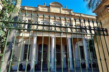 Los baños de la centenaria escuela están siendo "hechos a nuevo". Los baños de la centenaria escuela están siendo "hechos a nuevo".