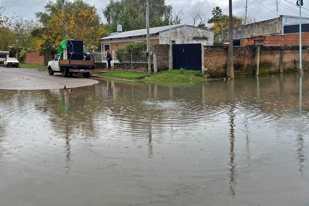 Vecinos de Catamarca y Presb&iacute;tero del Castillo autoevacu&aacute;ndose este viernes